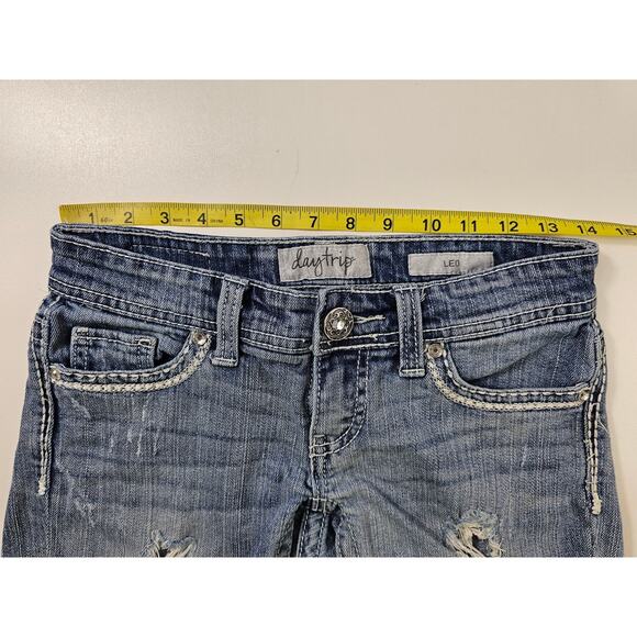 Daytrip leo size 26 raw hem cut off upcycled Denim destroyed shorts y2k 90s - Picture 6 of 6